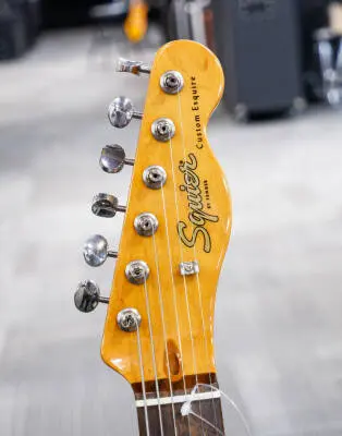 Squier - FSR Classic Vibe '60s Custom Esquire Electric Guitar - 3-Colour Sunburst 2